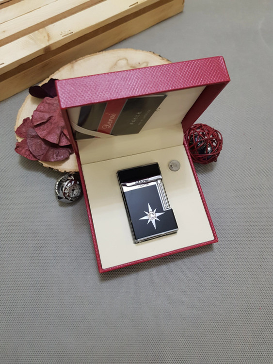 فندک گازی بغل زن دروی لاین ۲ رنگ لاکی مشکی نقره ای نگین دار