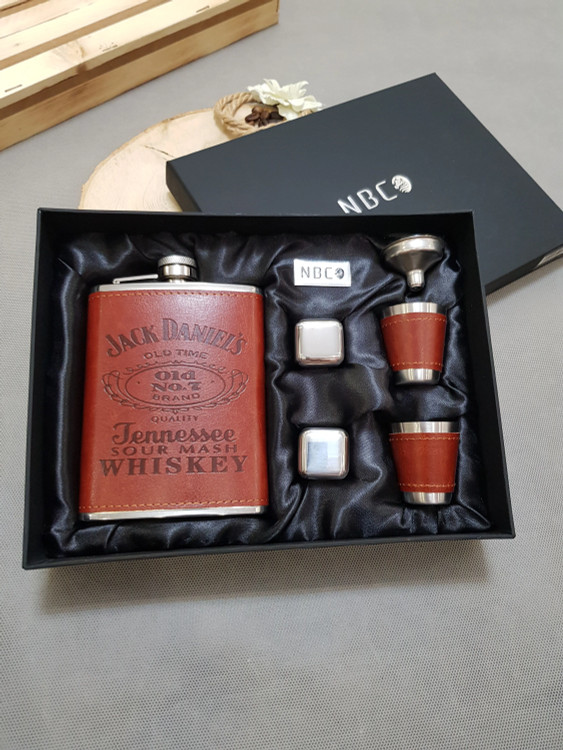 بطری جیبی چرم جک دنیلز همراه با یخ و شات