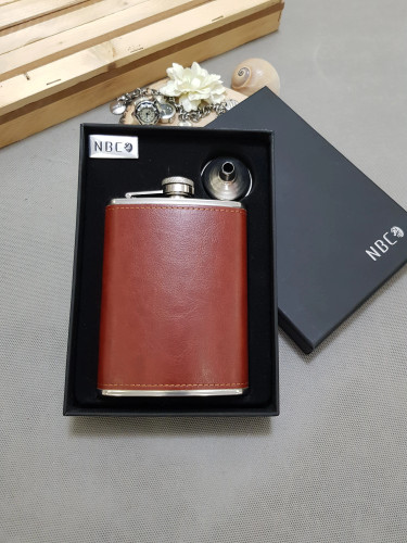 بطری جیبی NBCO بدنه استیل رو کش چرم رنگ قهوه ای