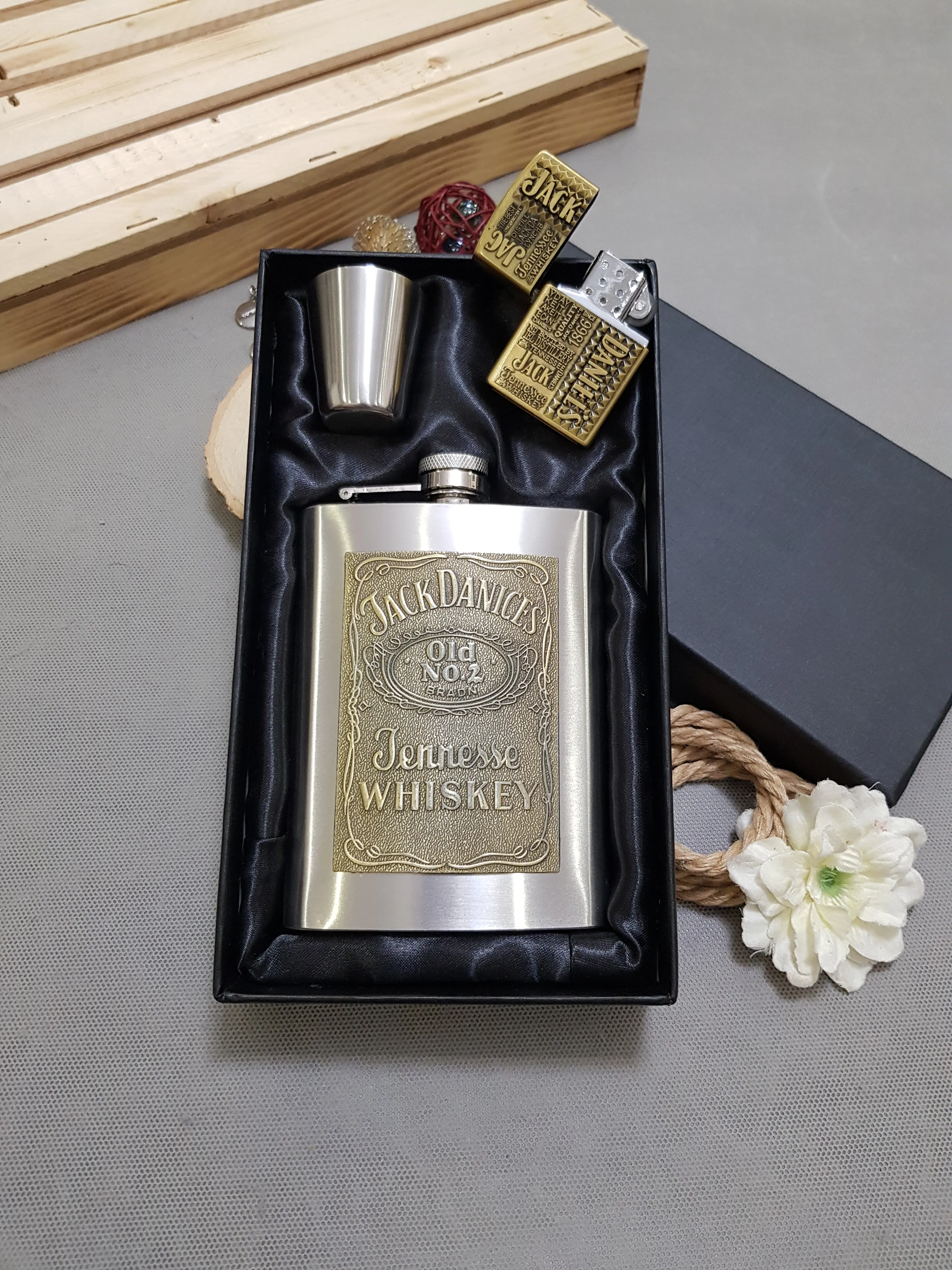 ست بطری جیبی استیل پلاک دار جک دنیلز با فندک گازی