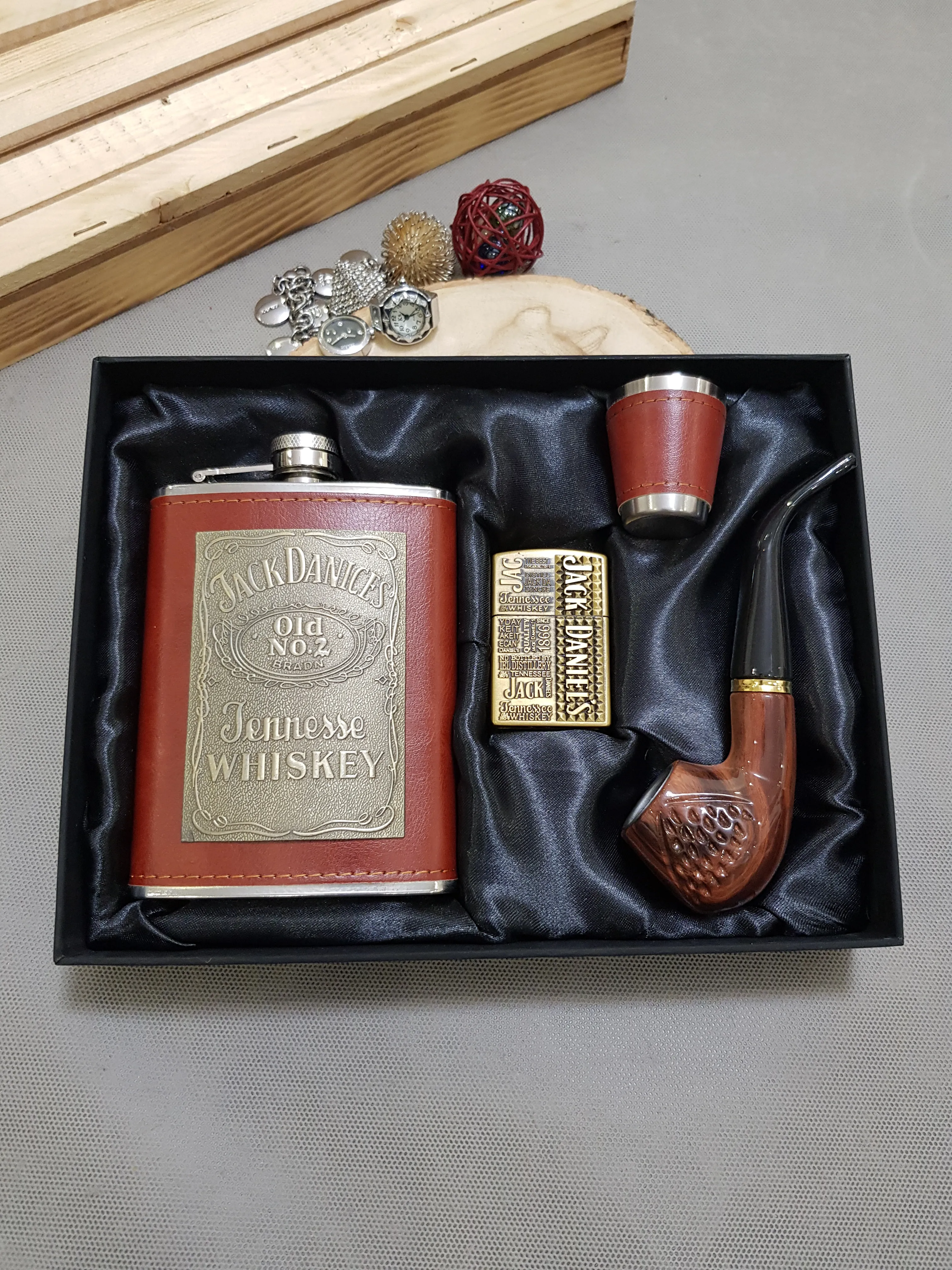 ست وی ای پی بطری جیبی پلاک دار چرم قهوه ای جک دنیلز به همراه پیپ و فندک و شات