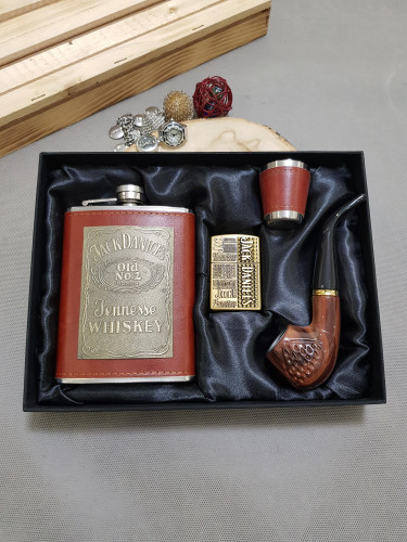 ست وی ای پی بطری جیبی پلاک دار چرم قهوه ای جک دنیلز به همراه پیپ و فندک و شات