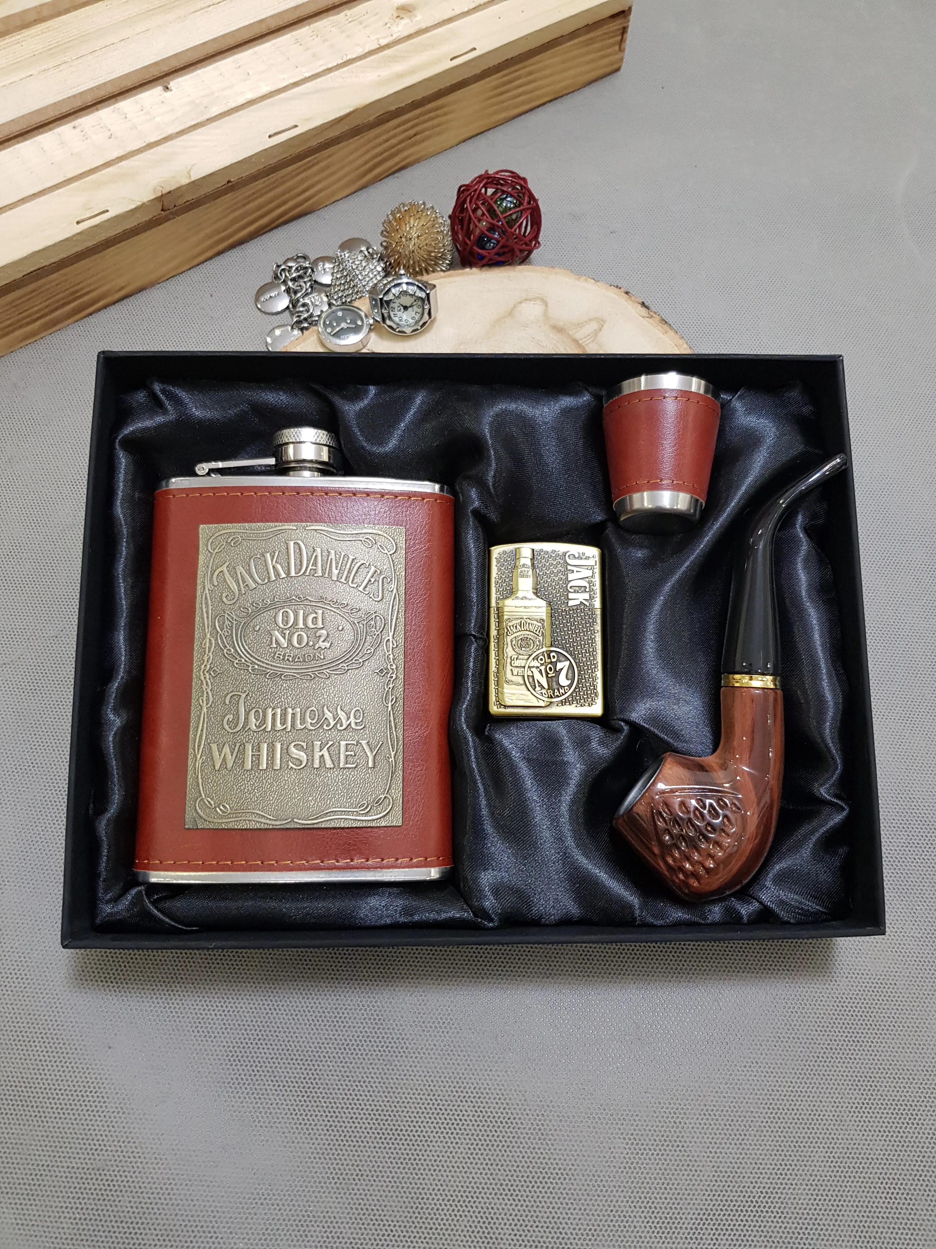 ست وی ای پی بطری جیبی پلاک دار چرم قهوه ای جک دنیلز به همراه پیپ و فندک و شات