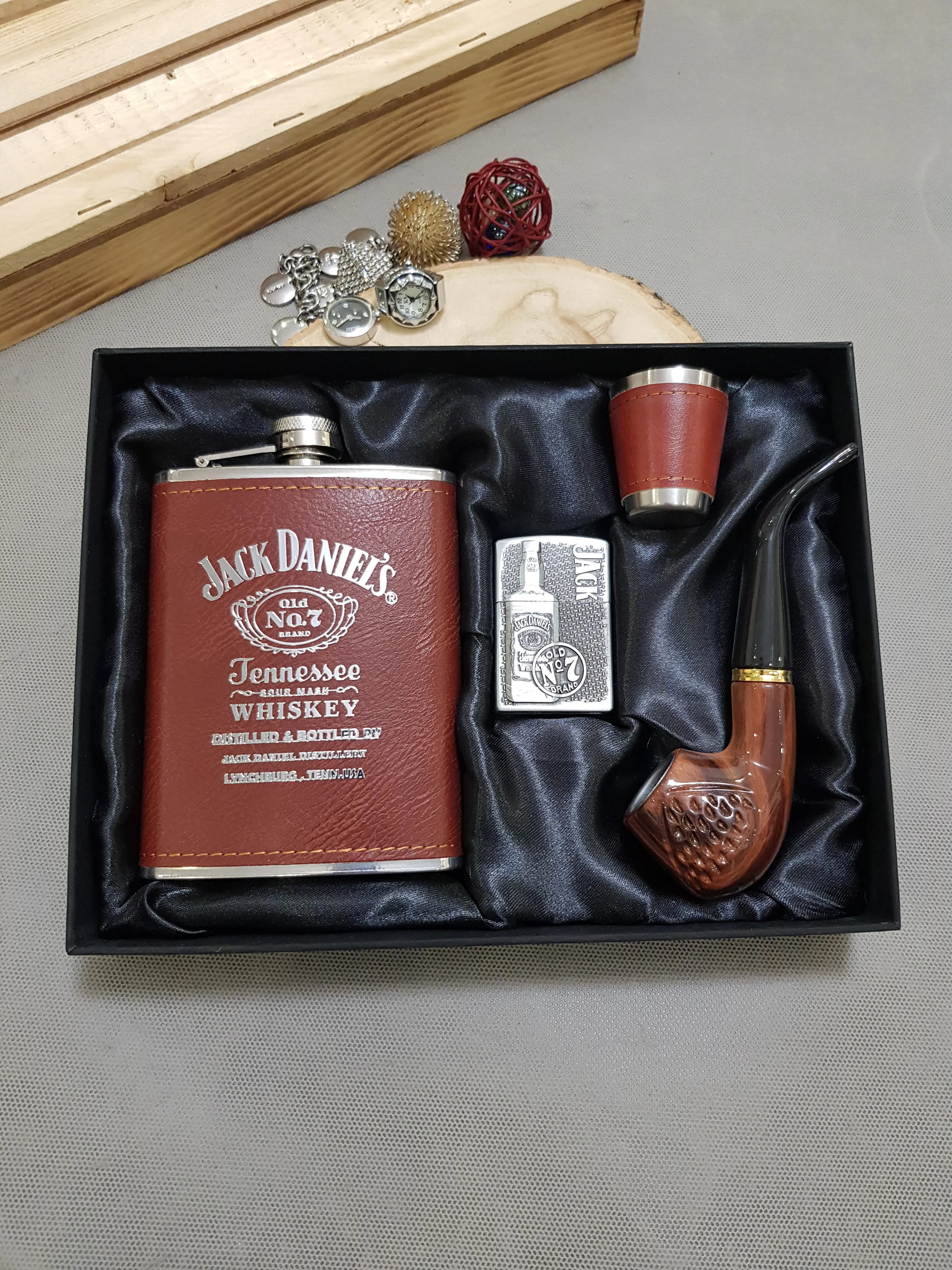 ست وی ای پی بطری جیبی پلاک دار چرم قهوه ای جک دنیلز به همراه پیپ و فندک و شات