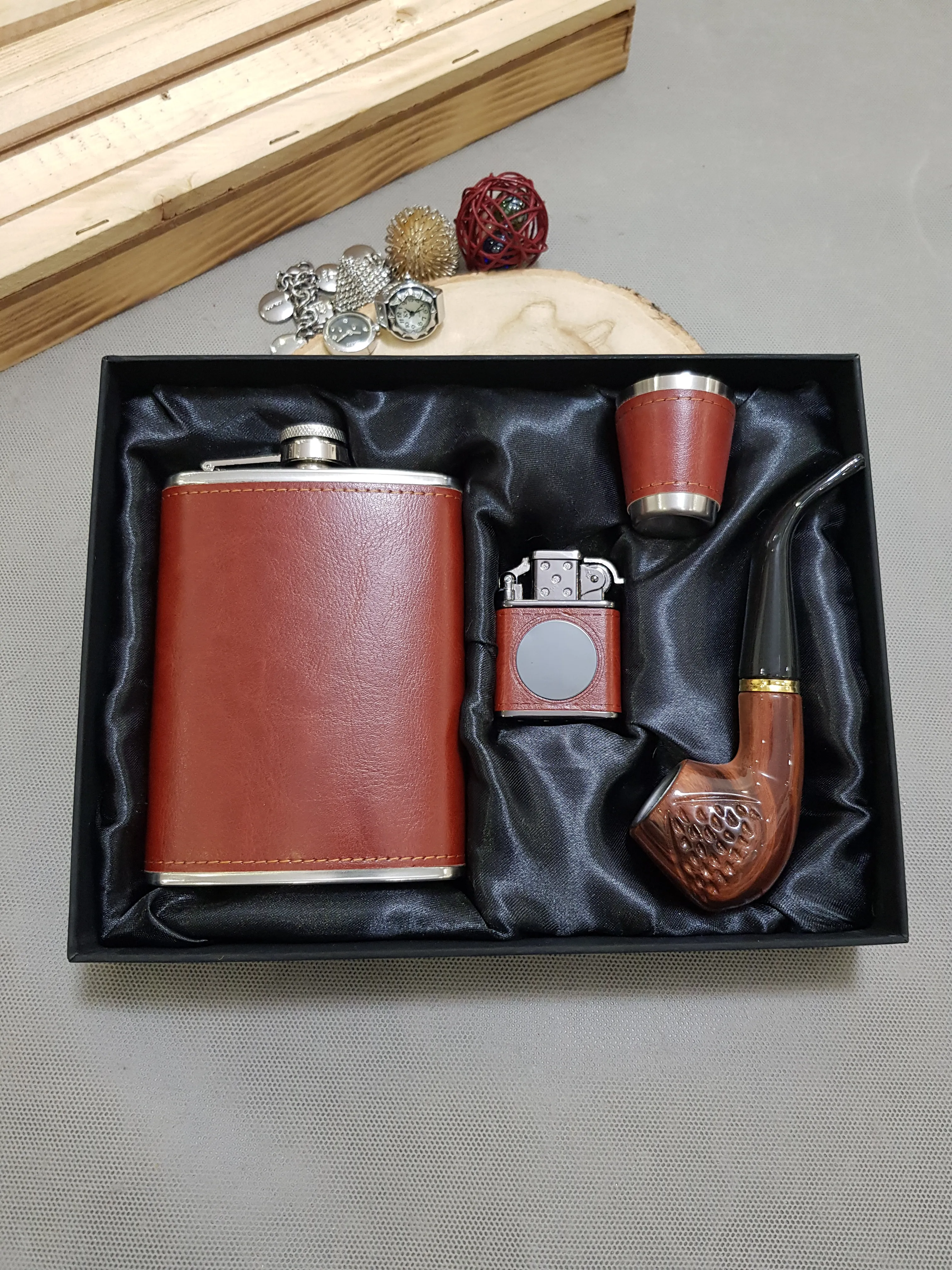 ست وی ای پی بطری جیبی پلاک دار چرم قهوه ای جک دنیلز به همراه پیپ و فندک و شات