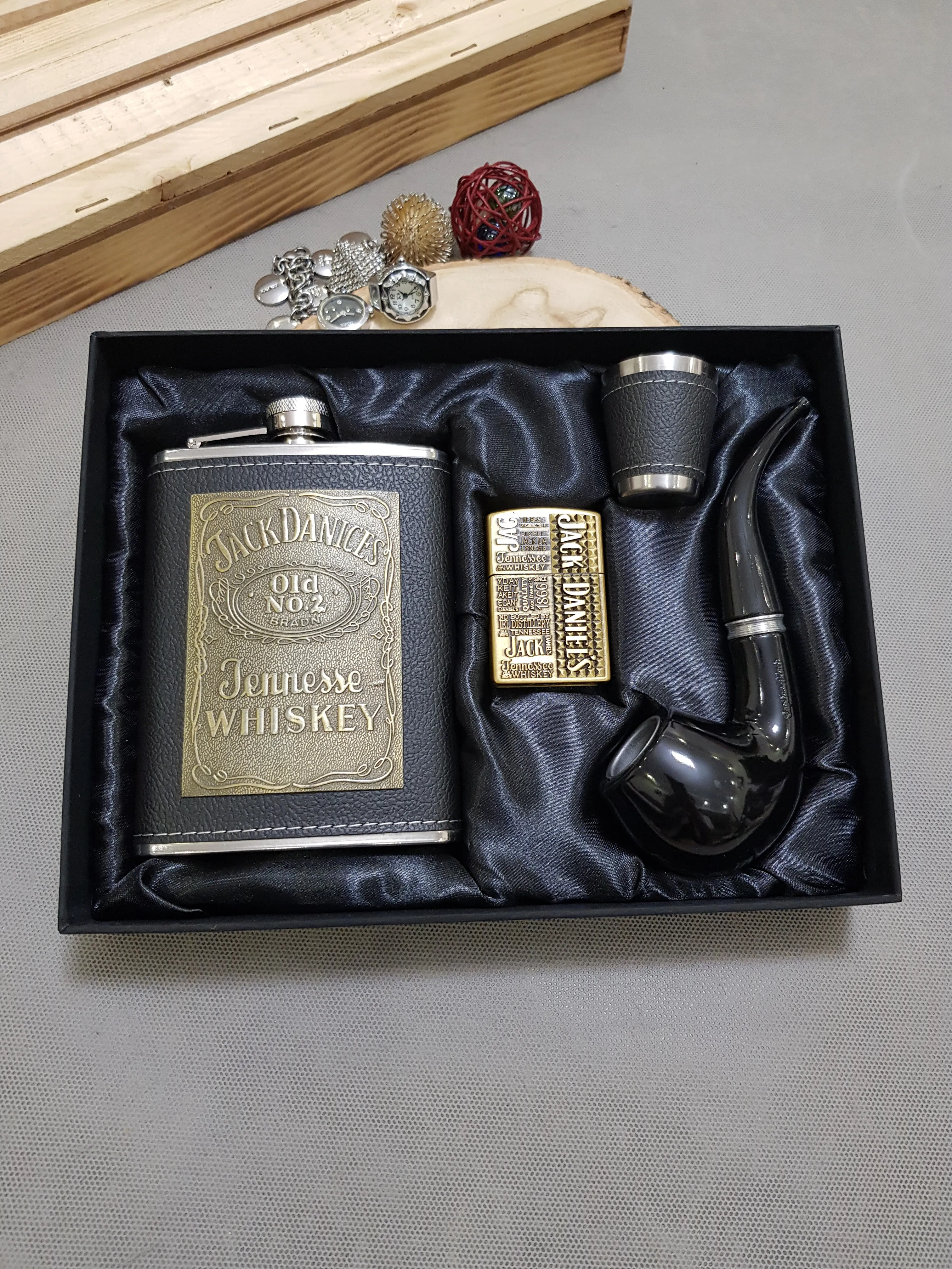 ست بطری جیبی استیل پلاک دار با روکش چرم مشکی به همراه پیپ و فندک گازی و شات