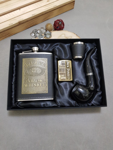 ست بطری جیبی استیل پلاک دار با روکش چرم مشکی به همراه پیپ و فندک گازی و شات