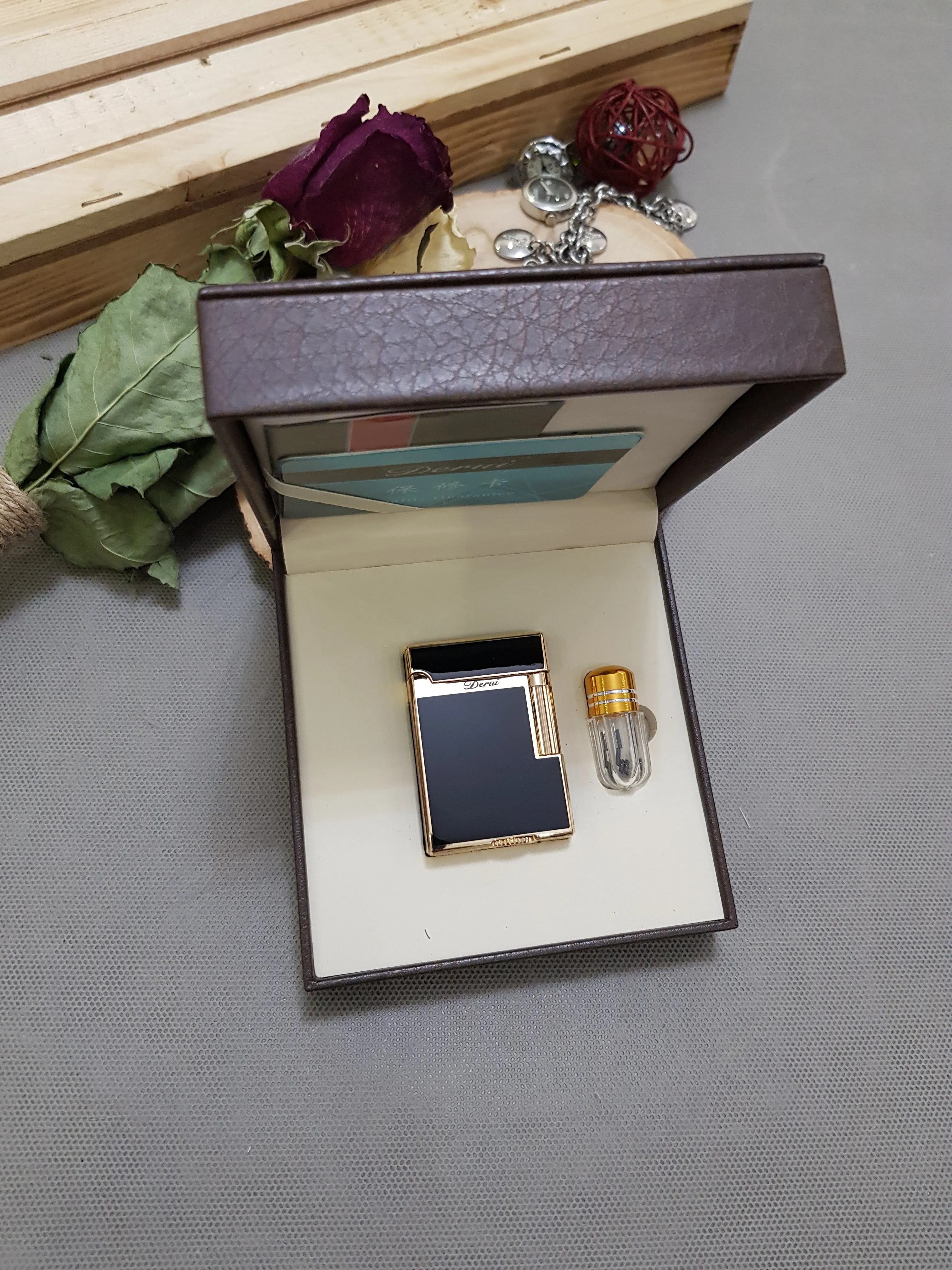 فندک گازی دروی (DERUI) بغل‌زن رنگ مشکی طلایی با بدنه لاکی