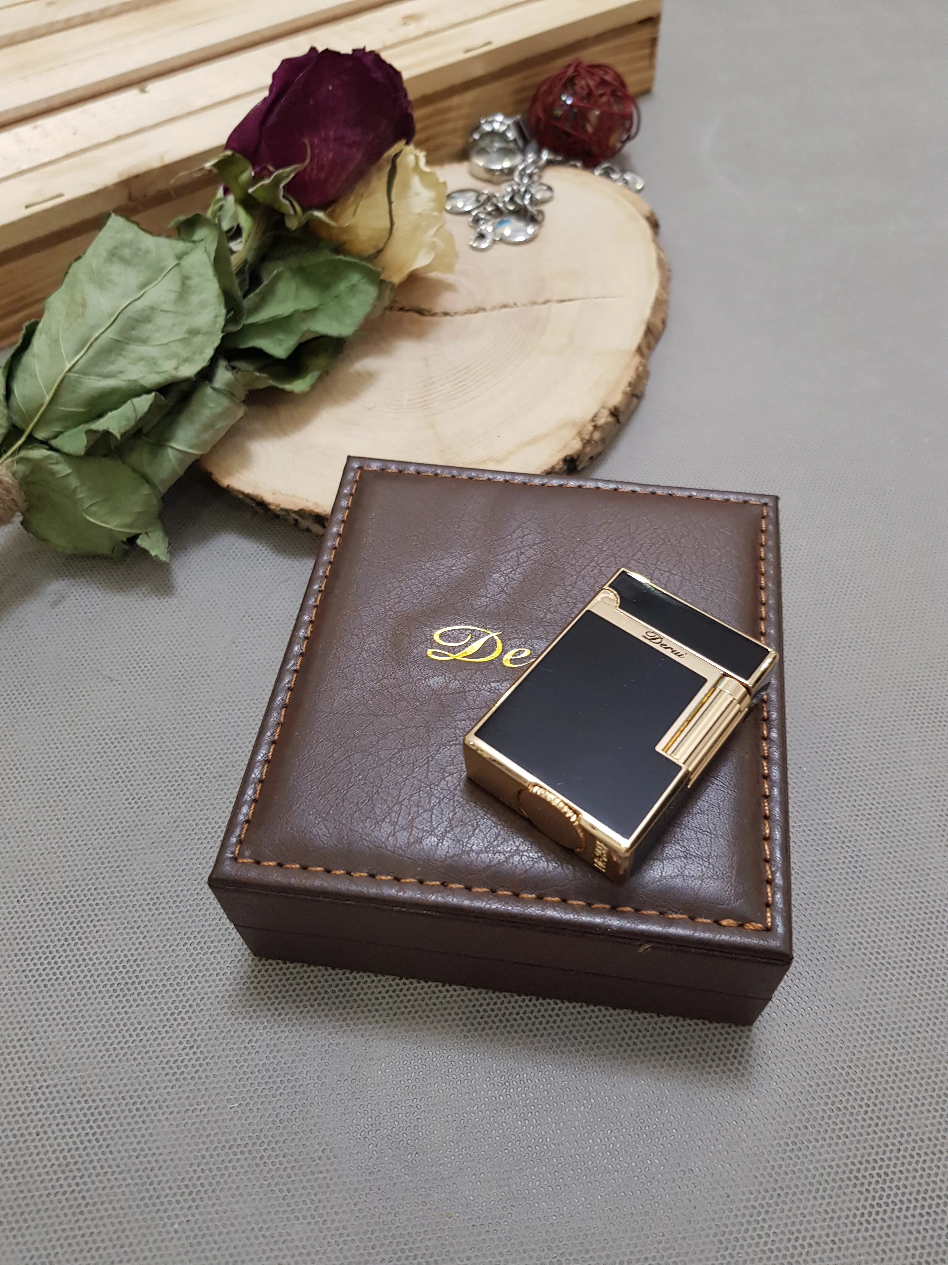 فندک گازی دروی (DERUI) بغل‌زن رنگ مشکی طلایی با بدنه لاکی