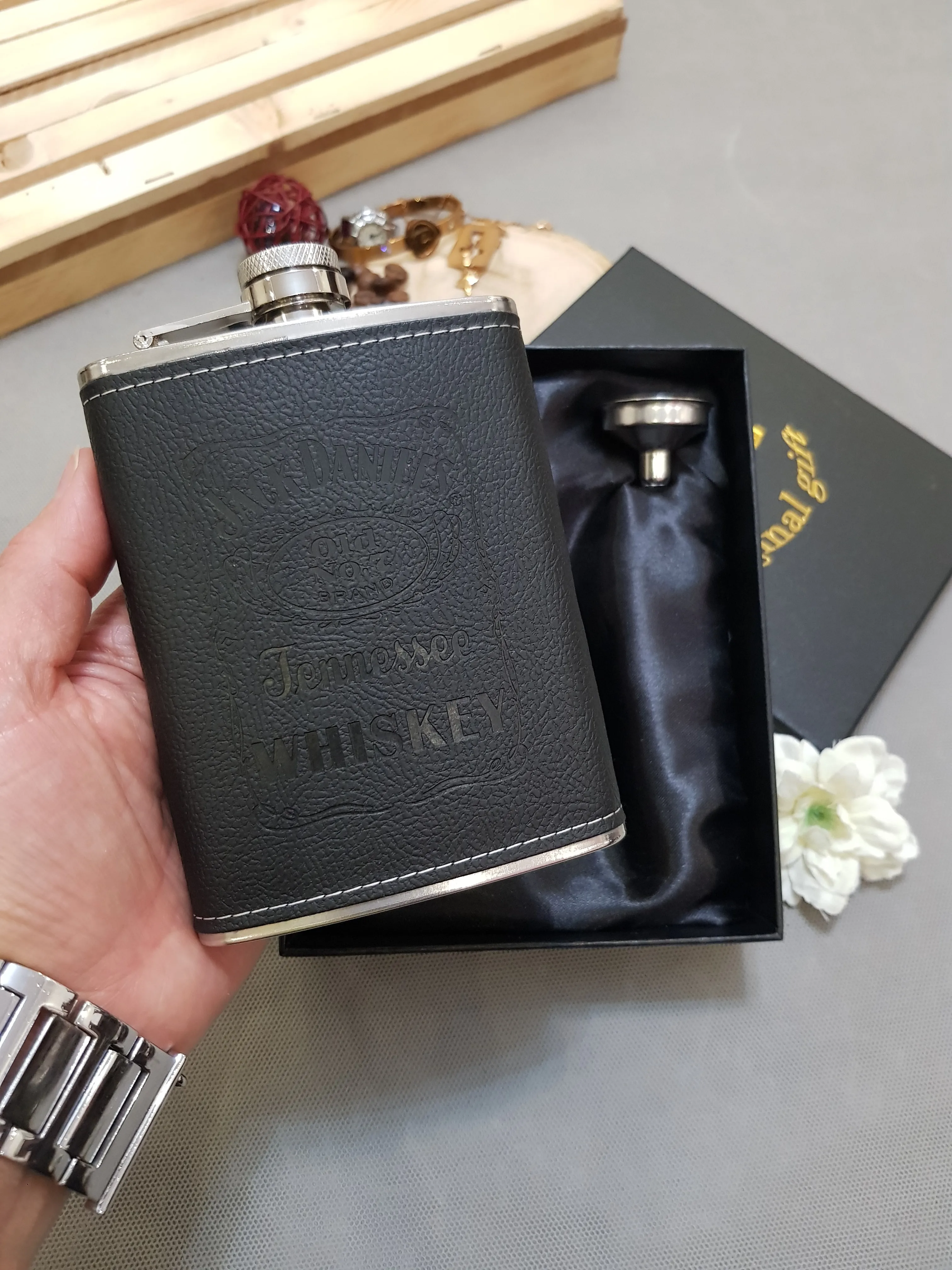 بطری جیبی  استیل با رو کش چرم به همراه قیف