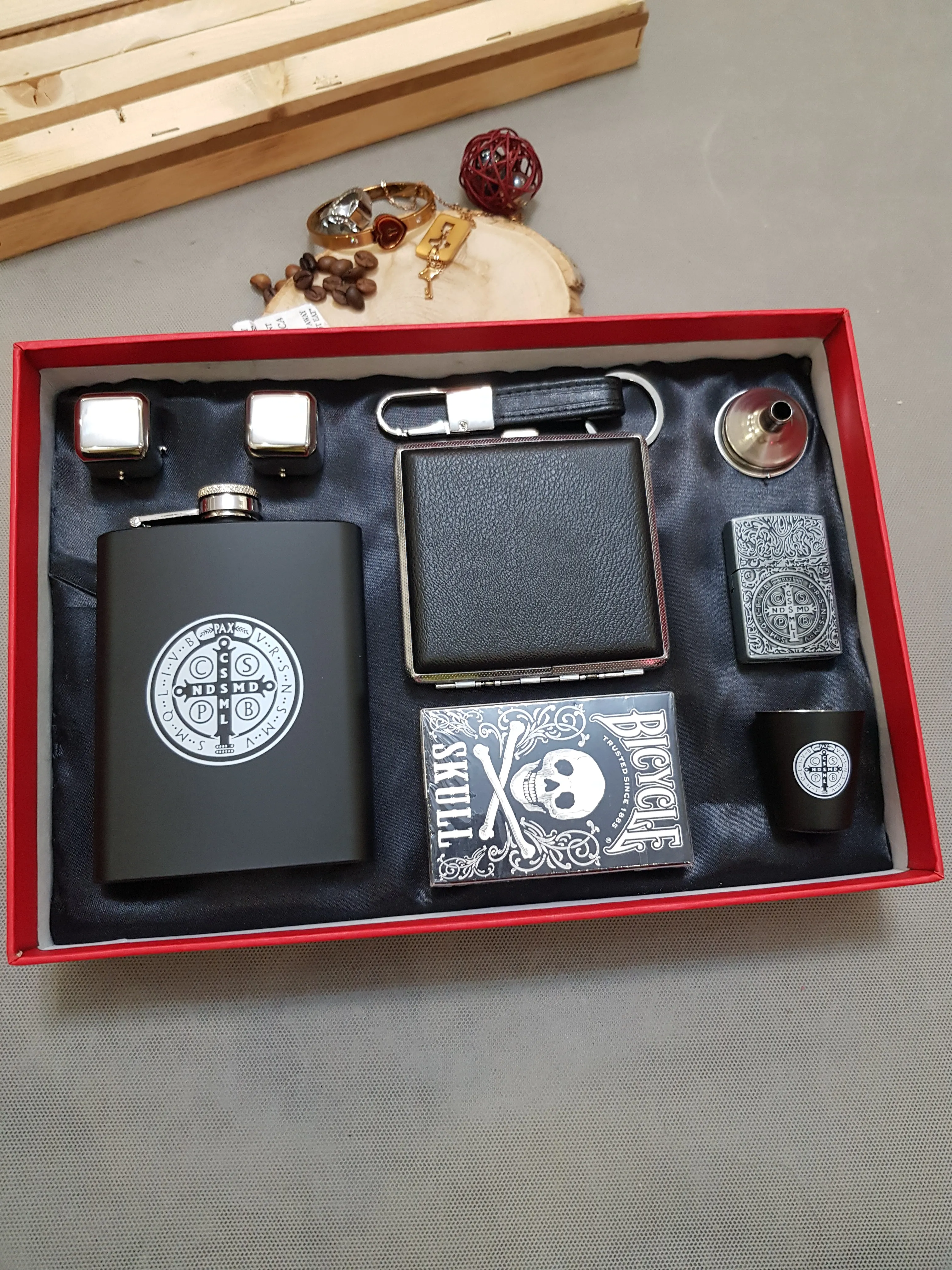 ست وی ای پی بطری جیبی استیل مشکی مات به همراه جاسیگاری فندک پاسور و یخ و شات و جاکلیدی