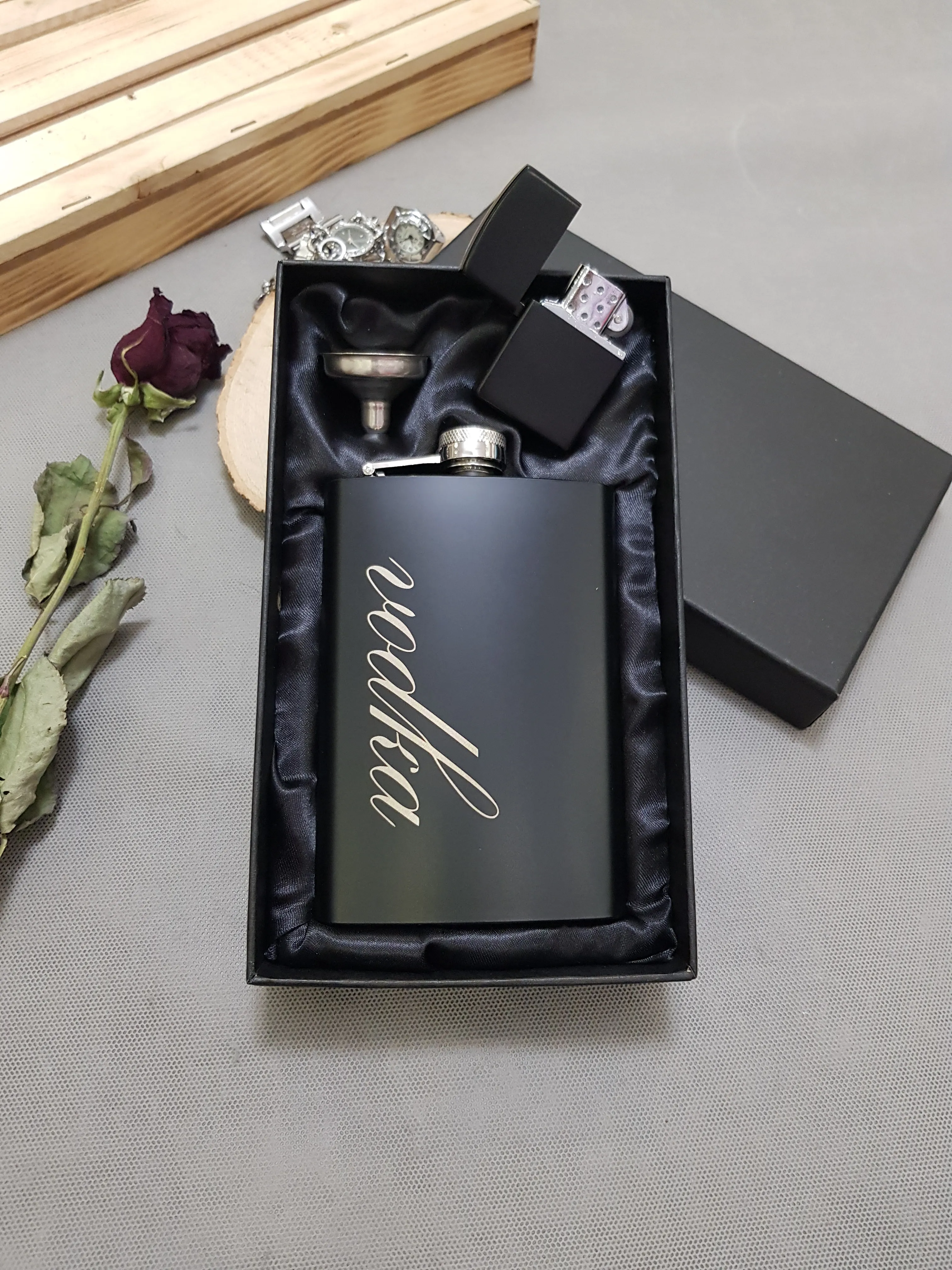 ست بطری جیبی مشکی مات ودکا با فندک گازی