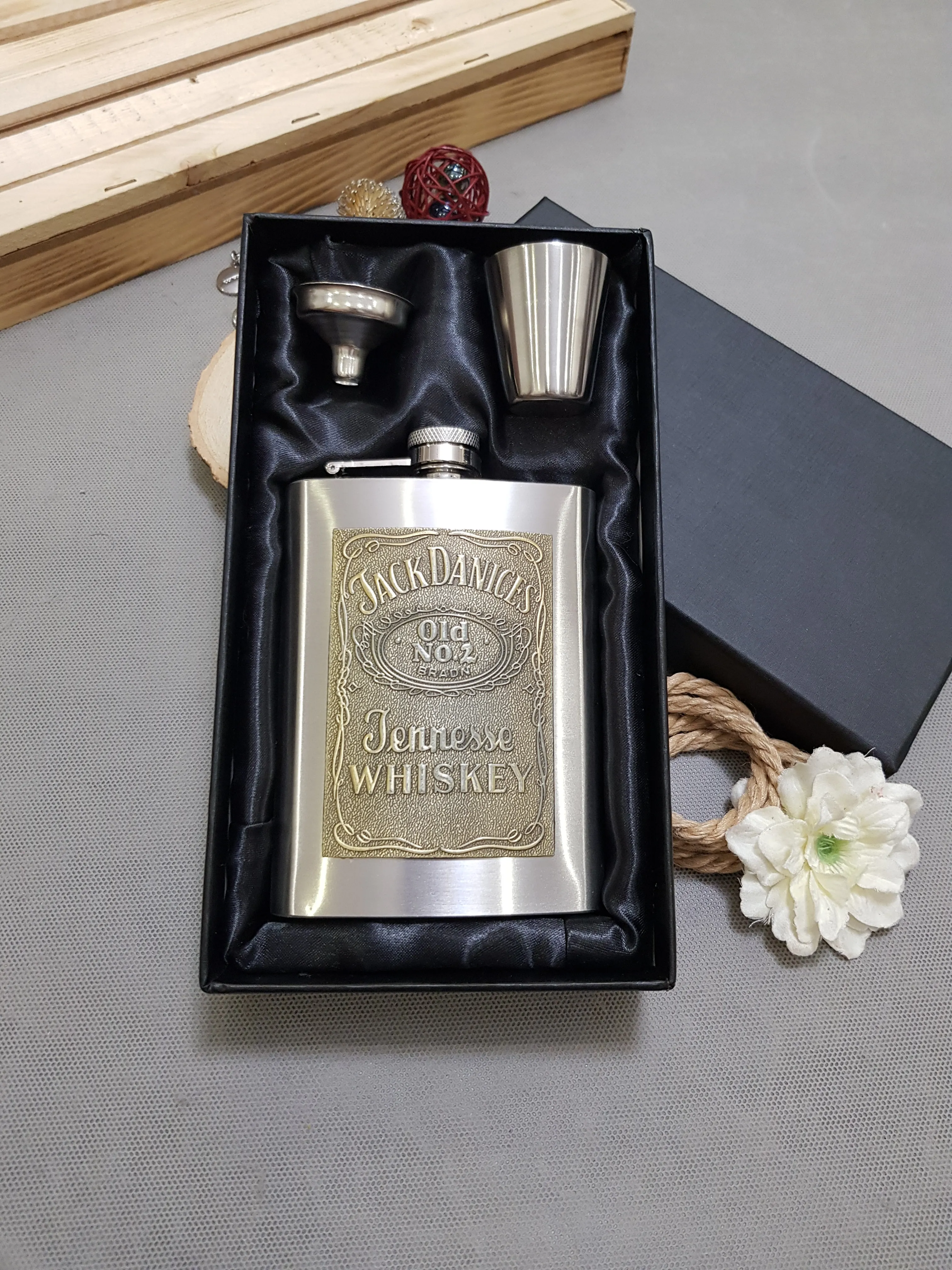 بطری جیبی استیل پلاک دار جک دنیلز با شات و قیف