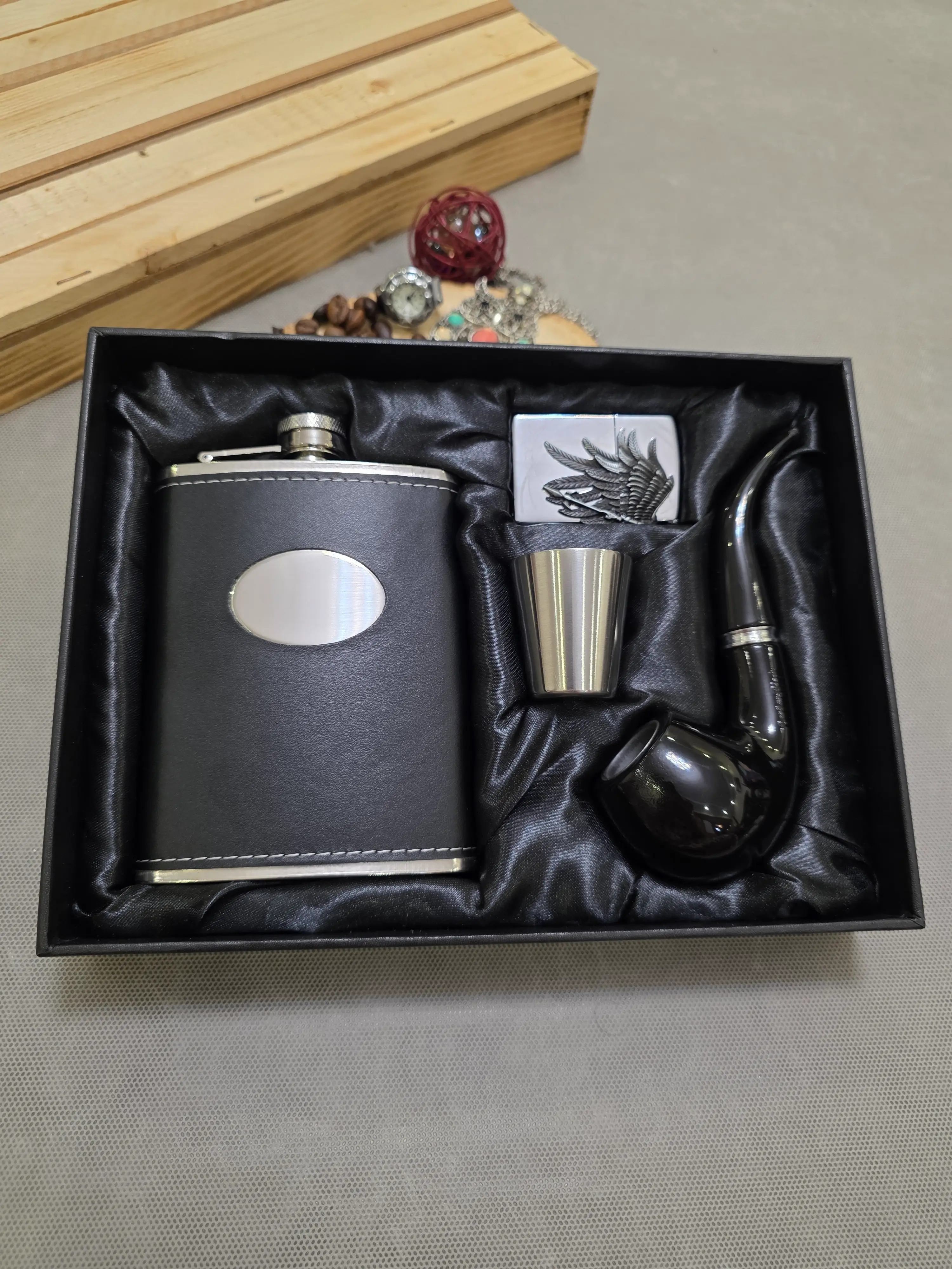 ست وی ای پی بطری جیبی استیل با روکش چرم با پیپ و فندک و شات