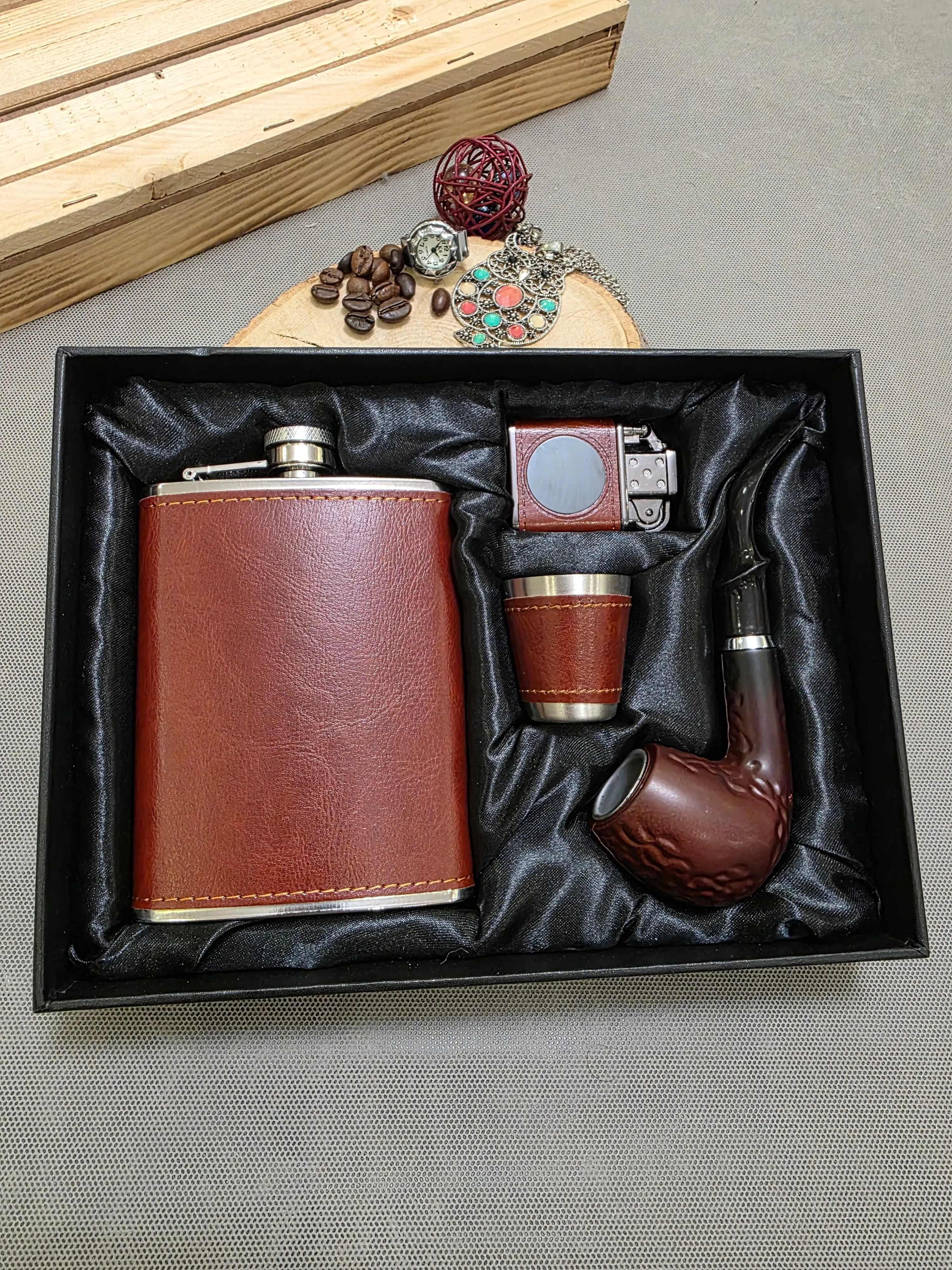 ست وی ای پی بطری جیبی پلاک دار چرم قهوه ای جک دنیلز به همراه پیپ و فندک و شات