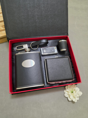 ست وی ای پی بطری جیبی استیل با روکش چرم مشکی با جاسیگاری و فندک و شات