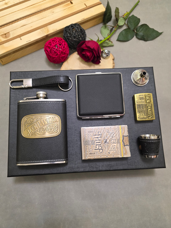 ست وی آی پی چرم پلاکدار جکدنیلز به همراه پاسور