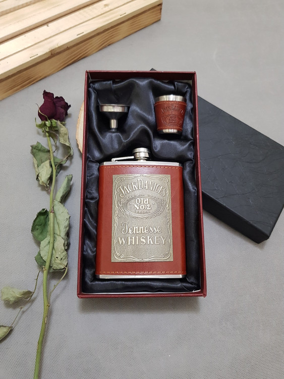 ست بطری جیبی چرم پلاکدار به همراه یکعدد شات و قیف