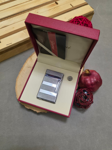 فندک گازی بغلزن از برند دروی دارای سنگ زاپاس و جعبه ی مناسب کادویی