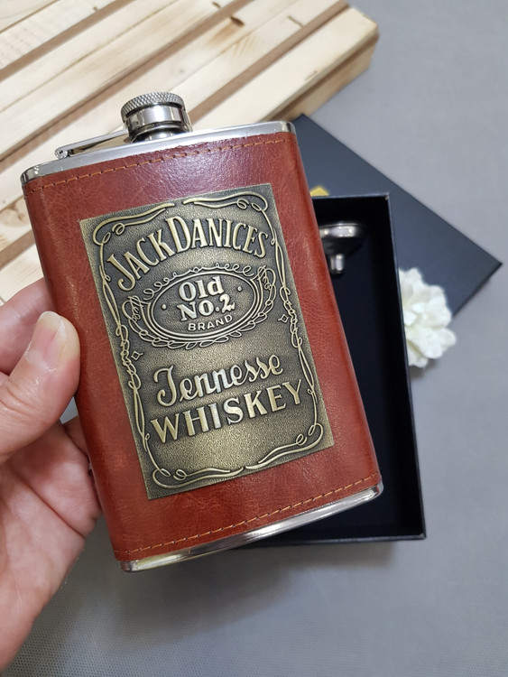 بطری جیبی چرم جکدنیلز به همراه قیف و جعبه ی کادویی