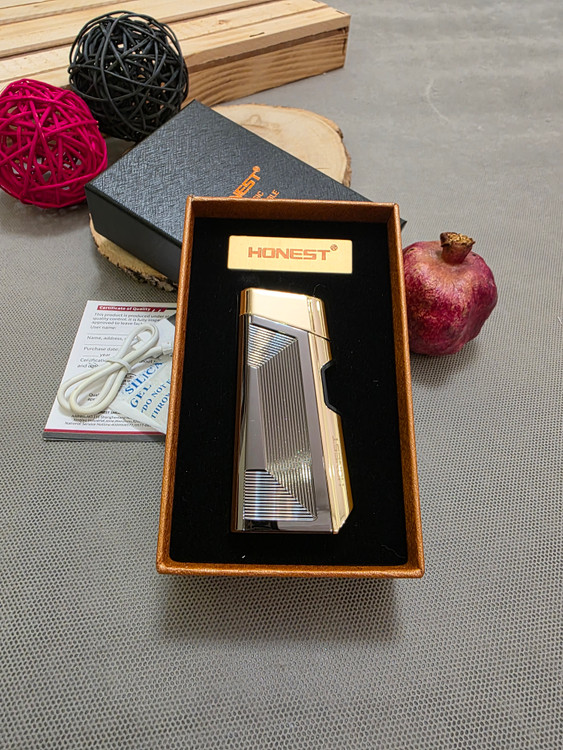 دارای کابل شارژ و جعبه ی مناسب کادویی