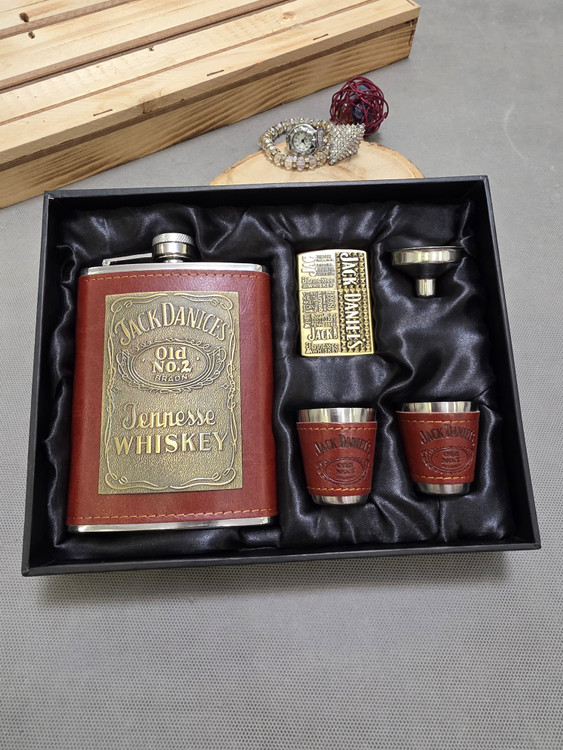 ست کادویی بطری جیبی و فندک جکدنیلز چرم قهوهای