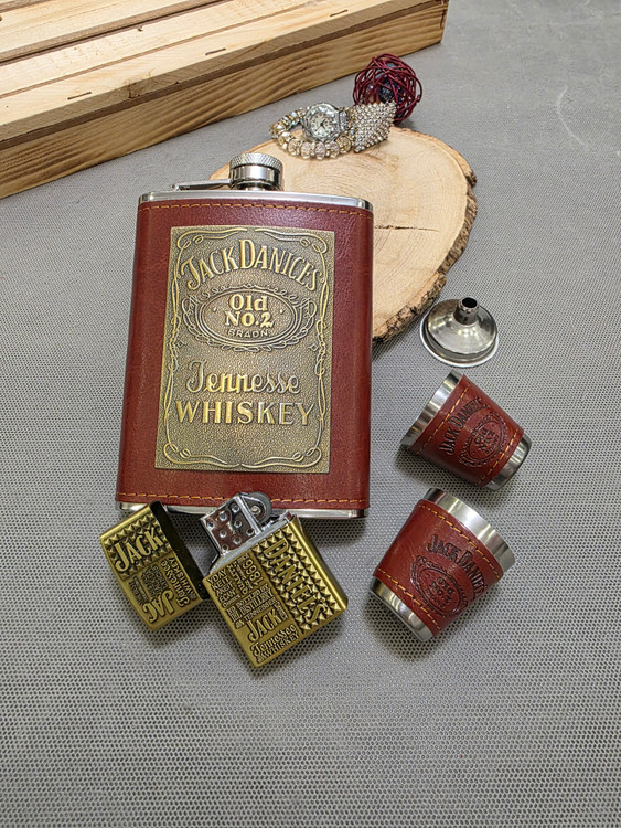 جزئیات فندک گازی و پلاک جکدنیلز روی بطری جیبی