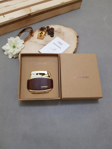 فندک بنزینی بدنه چوبی هانست دارای جعبه ی کادویی و سنگ زاپاس