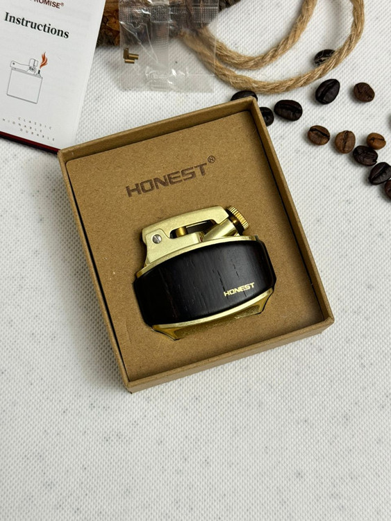 فندک بنزینی بدنه چوبی هانست دارای جعبه ی کادویی و سنگ زاپاس