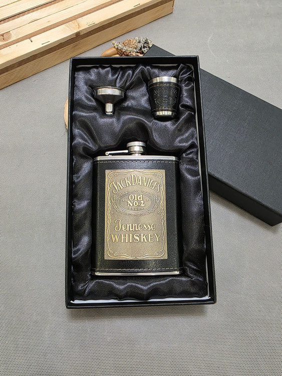 ست بطری جیبی استیل چرم پلاکدار مشکی جکدنیلز نمای کناری