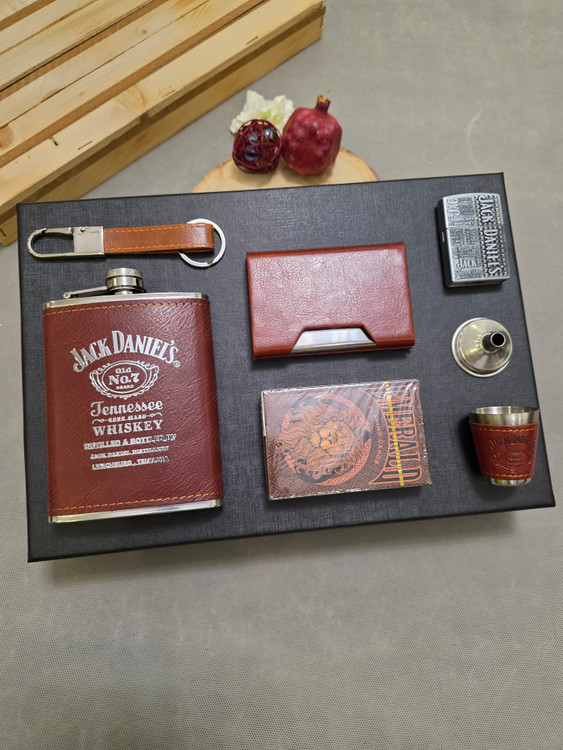 نمای نزدیک بطری جیبی استیل طرح جکدنیلز