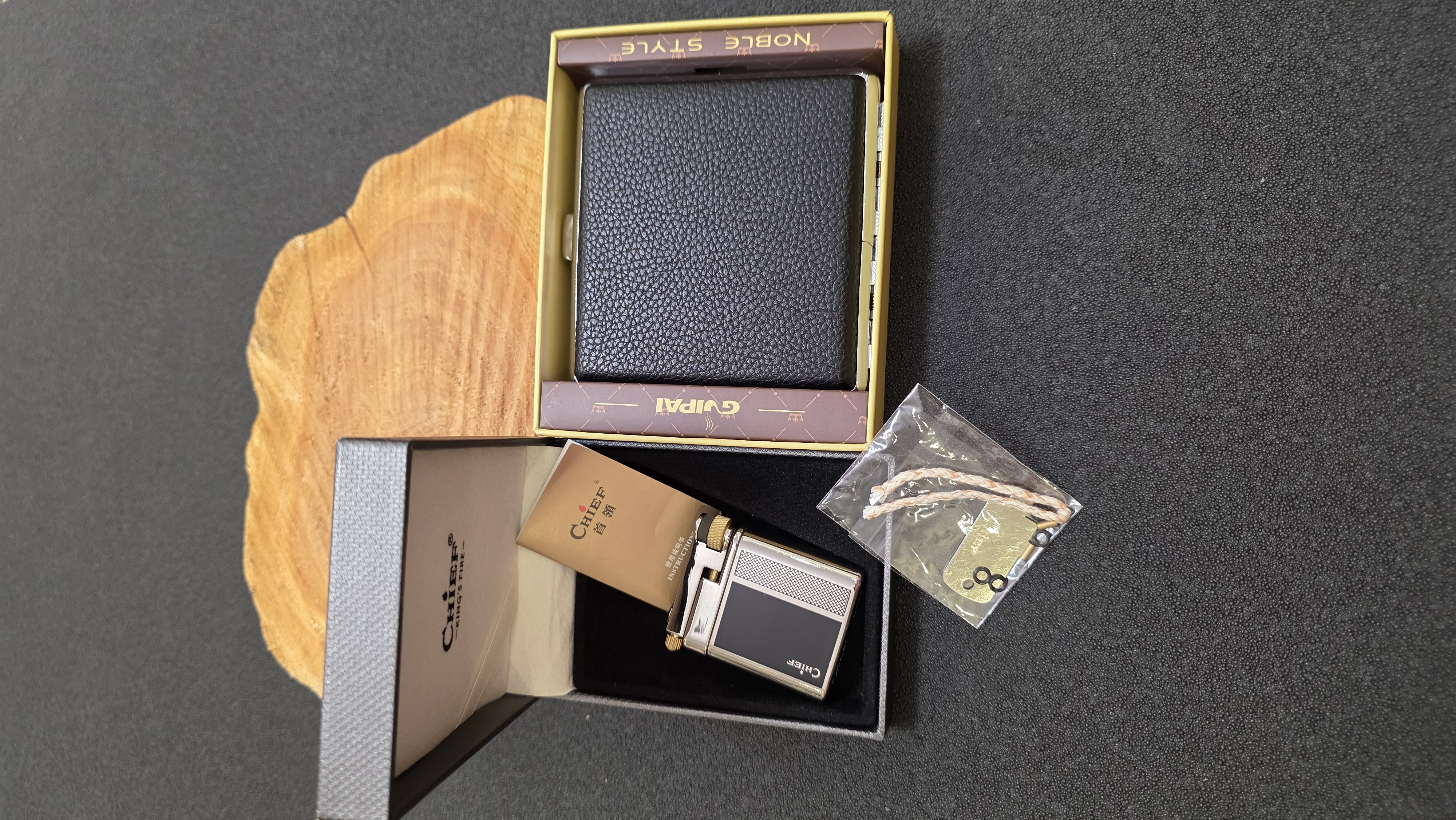 ست جاسیگاری چرم برند گوپای و فندک بنزینی chief رنگ مشکی نقره ای