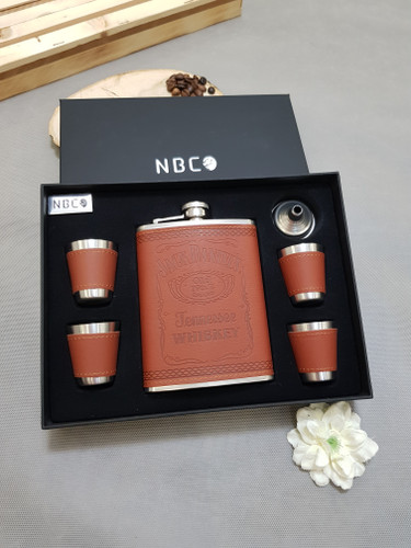 ست بطری جیبی استیل چرم مات برند nbco رنگ قهوه ای طرح جکدنیلز