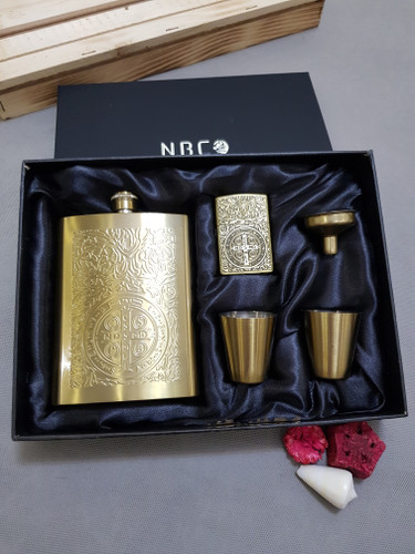 ست بطری جیبی استیل فندکدار بدند nbco رنگ طلایی طرح کنستانتین